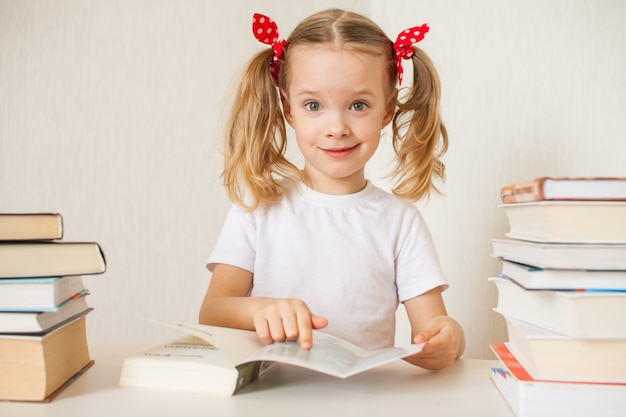 Menina está aprendendo lições em casa. Educação escolar em casa