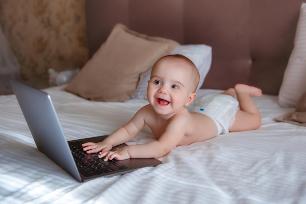 Menina está deitada na cama brincando com um laptop