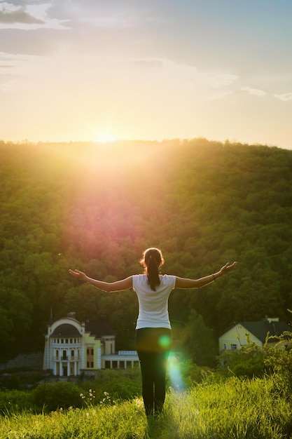 Menina está envolvida em meditação sobre a natureza