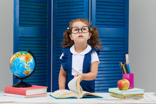 Menina está estudando enquanto usava um chapéu de formatura