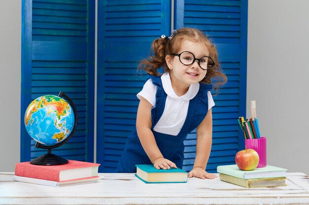 Menina está estudando enquanto usava um chapéu de formatura