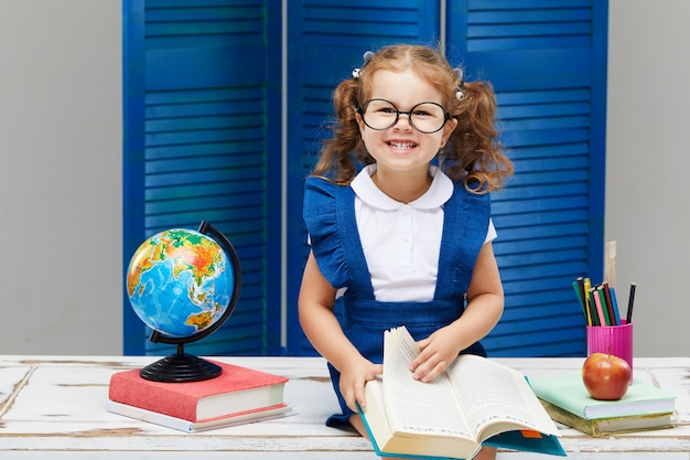 Menina está estudando enquanto usava um chapéu de formatura