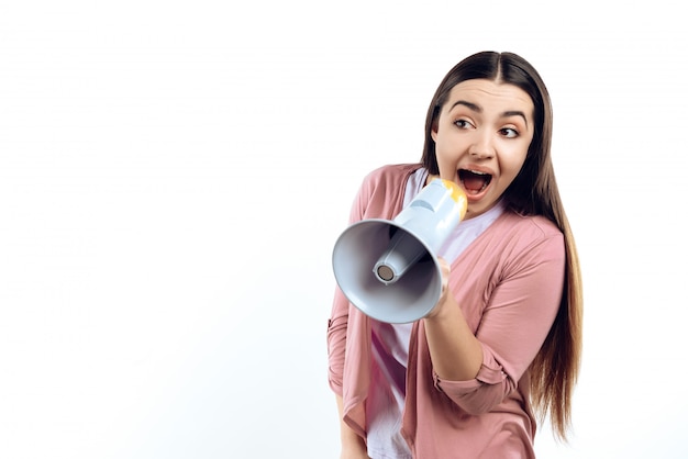 Menina está falando e gritando no megafone.