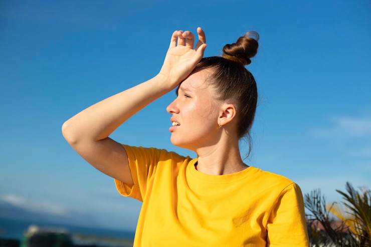 Foto menina está sofrendo de calor mulher com insolação tendo insolação em clima quente de verão sol perigoso menina sob o sol dor de cabeça pessoa segura a mão na cabeça sentindo-se mal indisposto insalubre