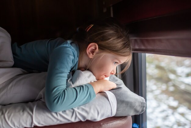 Menina está viajando de trem russo