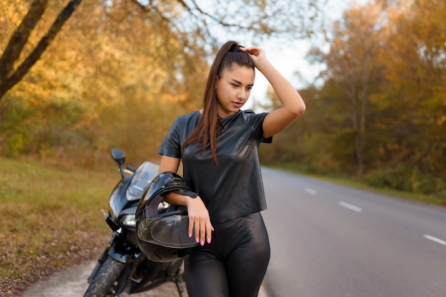 Menina estilosa e uma motocicleta