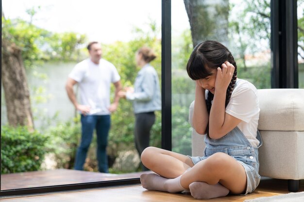 Menina estressada e infeliz se esconde da violência doméstica em casa Synchronos