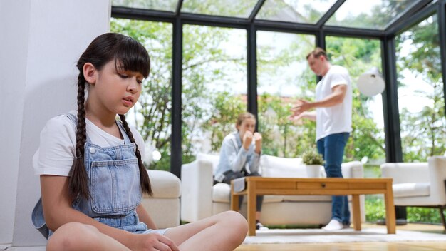 Menina estressada e infeliz se esconde da violência doméstica em casa Synchronos