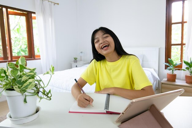 Menina estudando em casa aluna fazendo lição de casa no quarto em casa