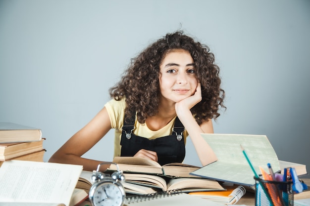 Menina estudando livros para a escola