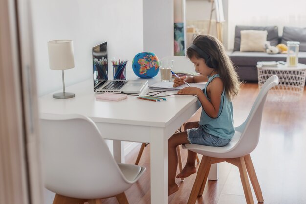 Menina estudando na frente do laptop