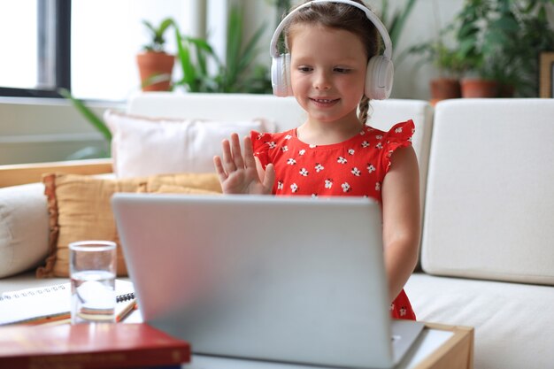 Menina estudando online com o professor de videochamada. Ensino à distância.