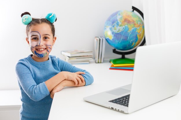 menina estudando teatro no laptop online