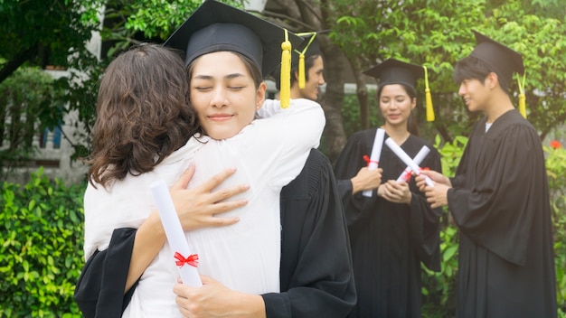 menina estudante abraçar o pai em cerimônia de felicitações.