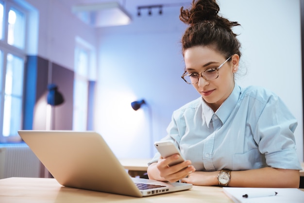 Menina estudante, um intervalo