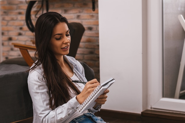 Foto menina, estudar, casa