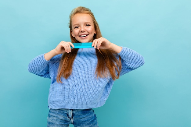 Menina européia penteando o cabelo ruivo