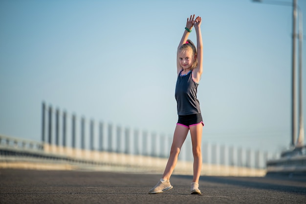 Menina exercício no verão na rua, prepare-se para o truque.