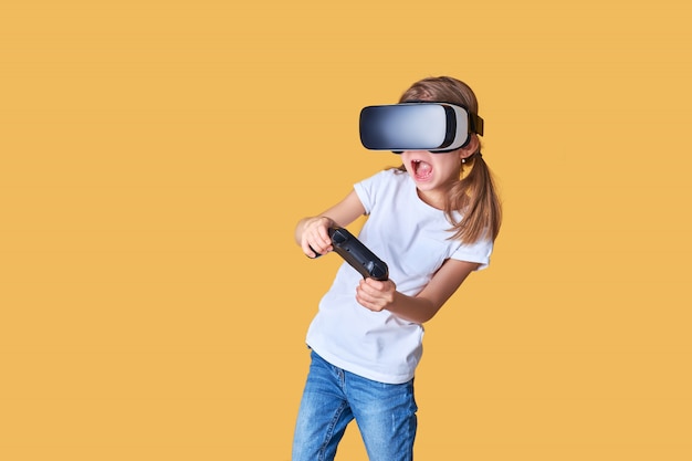 Menina experimentando vr fone de ouvido vs jogo de joystick. emoções surpresas no rosto. criança usando um gadget de jogos para realidade virtual.