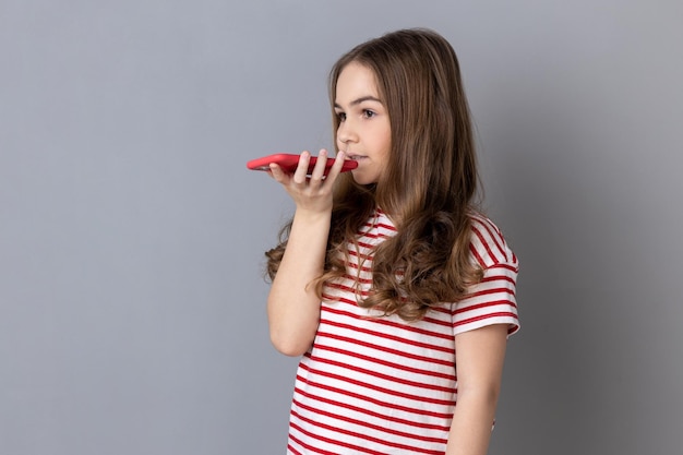 Menina falando com smartphone usando mensagem de gravação de aplicativo de voz digital pesquisando informações