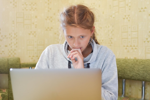 menina falando internet online em um laptop comunicação virtual remota