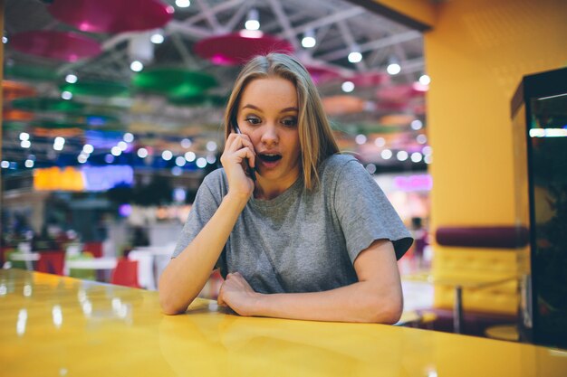 Menina falando no smartphone