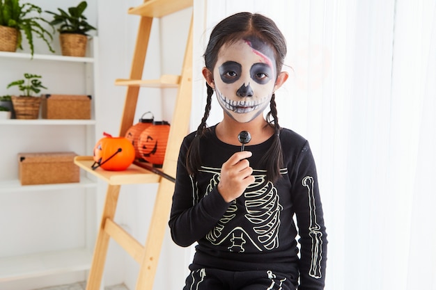 Menina fantasiada de halloween em casa