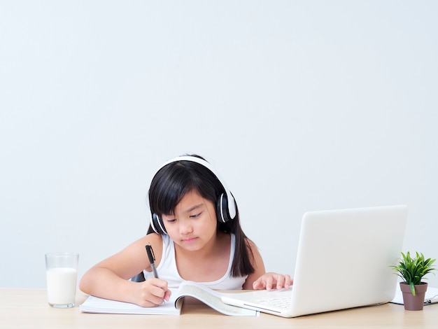 Menina fazendo aula on-line