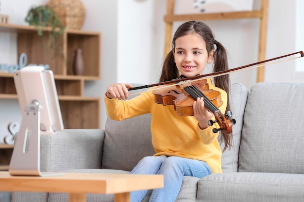 Menina fazendo aulas de música online em casa