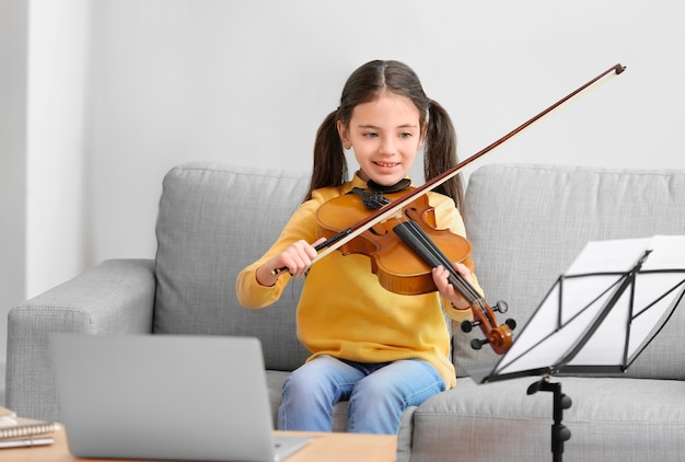 Menina fazendo aulas de música online em casa