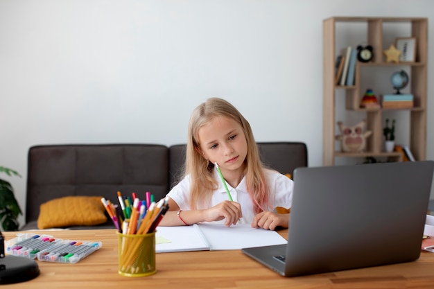 Foto menina fazendo aulas online