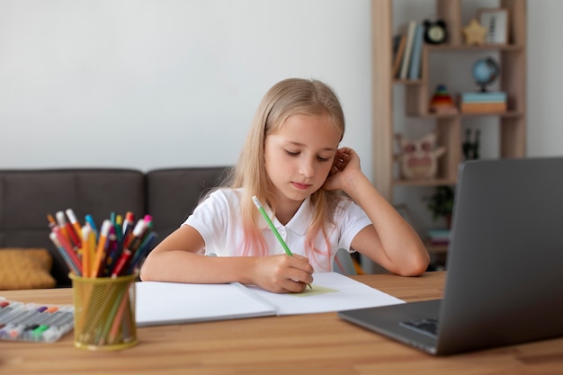 Foto menina fazendo aulas online