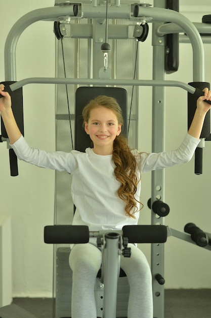 Menina fazendo exercícios no ginásio