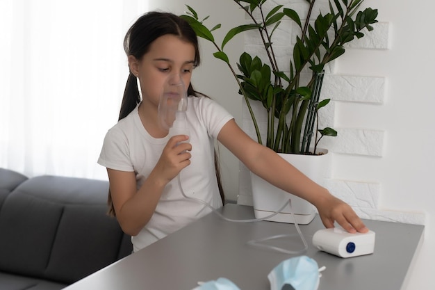 Menina fazendo inalação com nebulizador em casa. criança asma inalador inalação nebulizador vapor conceito de tosse doente.