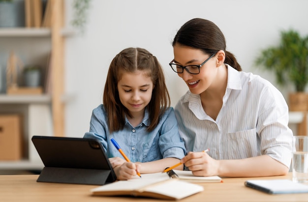 Menina fazendo lição de casa ou educação online