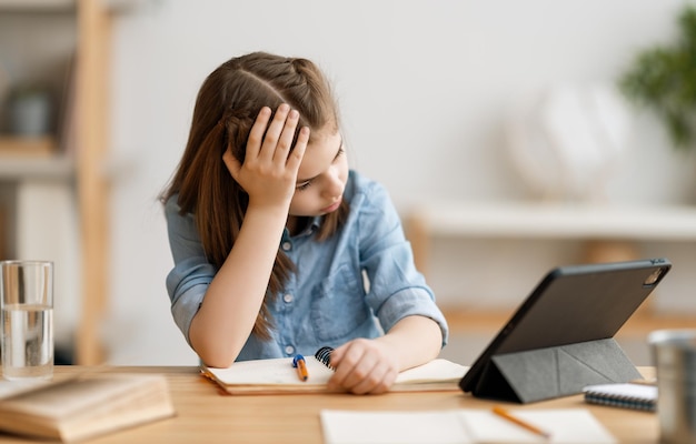 Menina fazendo lição de casa ou educação online