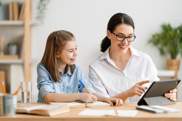 Menina fazendo lição de casa ou educação online