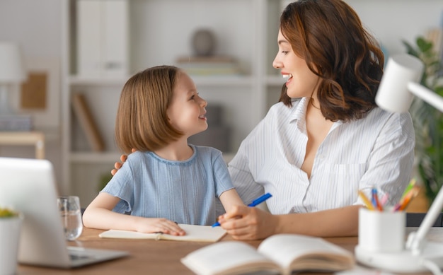 Menina fazendo lição de casa ou educação online