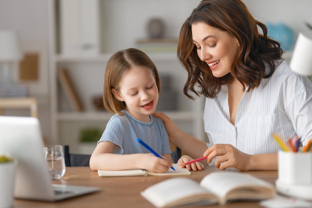 Foto menina fazendo lição de casa ou educação online