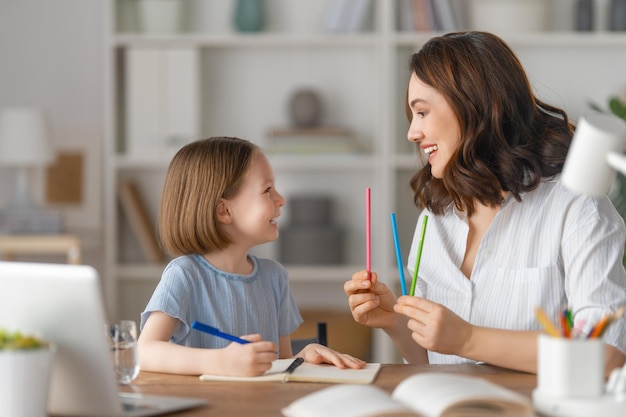 Menina fazendo lição de casa ou educação online