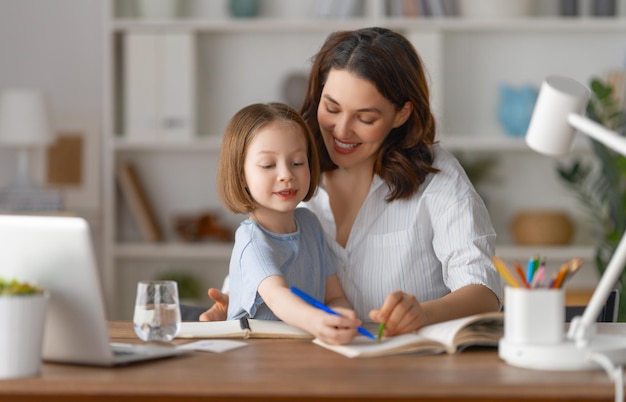 Menina fazendo lição de casa ou educação online