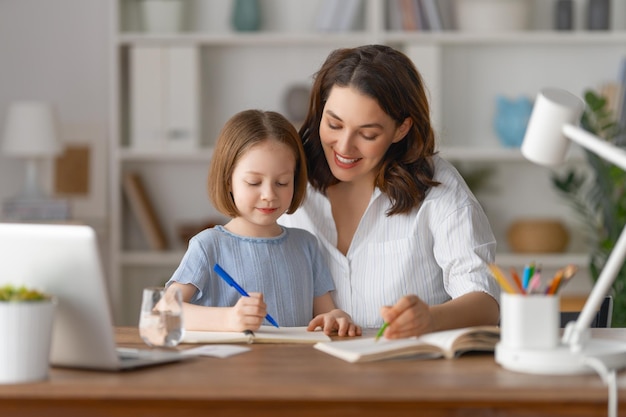 Menina fazendo lição de casa ou educação online