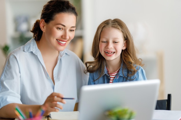 Menina fazendo lição de casa ou educação online