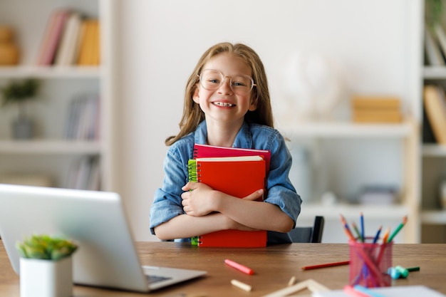 Menina fazendo lição de casa ou educação online