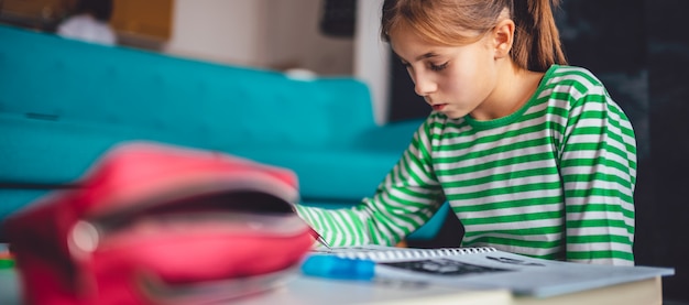 Menina fazendo lição de casa