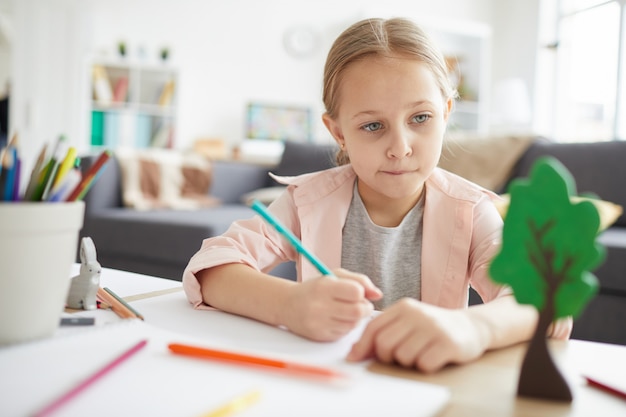 Menina fazendo lição de casa