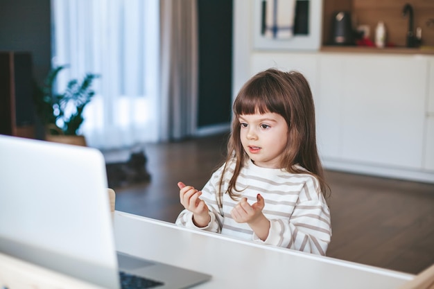 Menina fazendo uma ginástica de dedo online