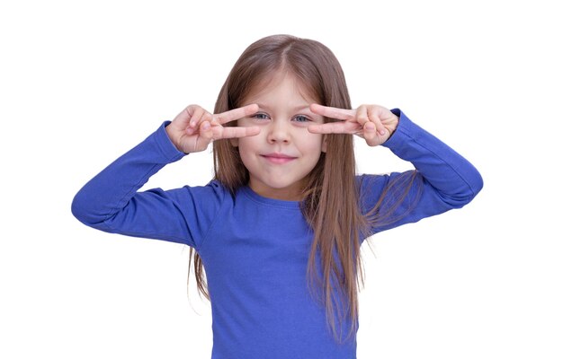 Menina fazendo vsign perto dos olhos