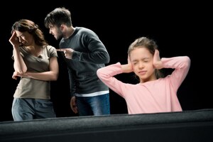Foto menina, fechando os ouvidos enquanto pais brigando