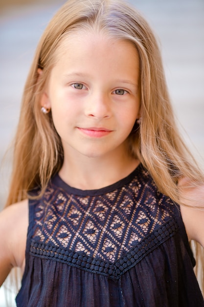 Menina feliz adorável ao ar livre na cidade italiana. Retrato de criança caucasiana desfrutar de férias de verão em Roma